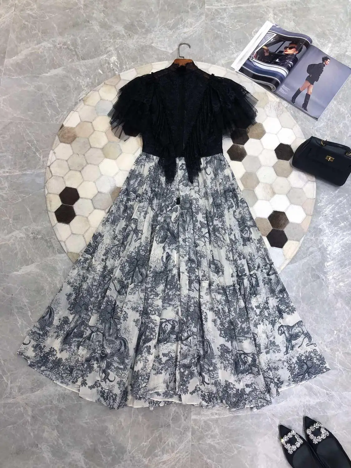 

2019 new ladies fashion short-sleeved collar lace stitching printed pleated dress 0611