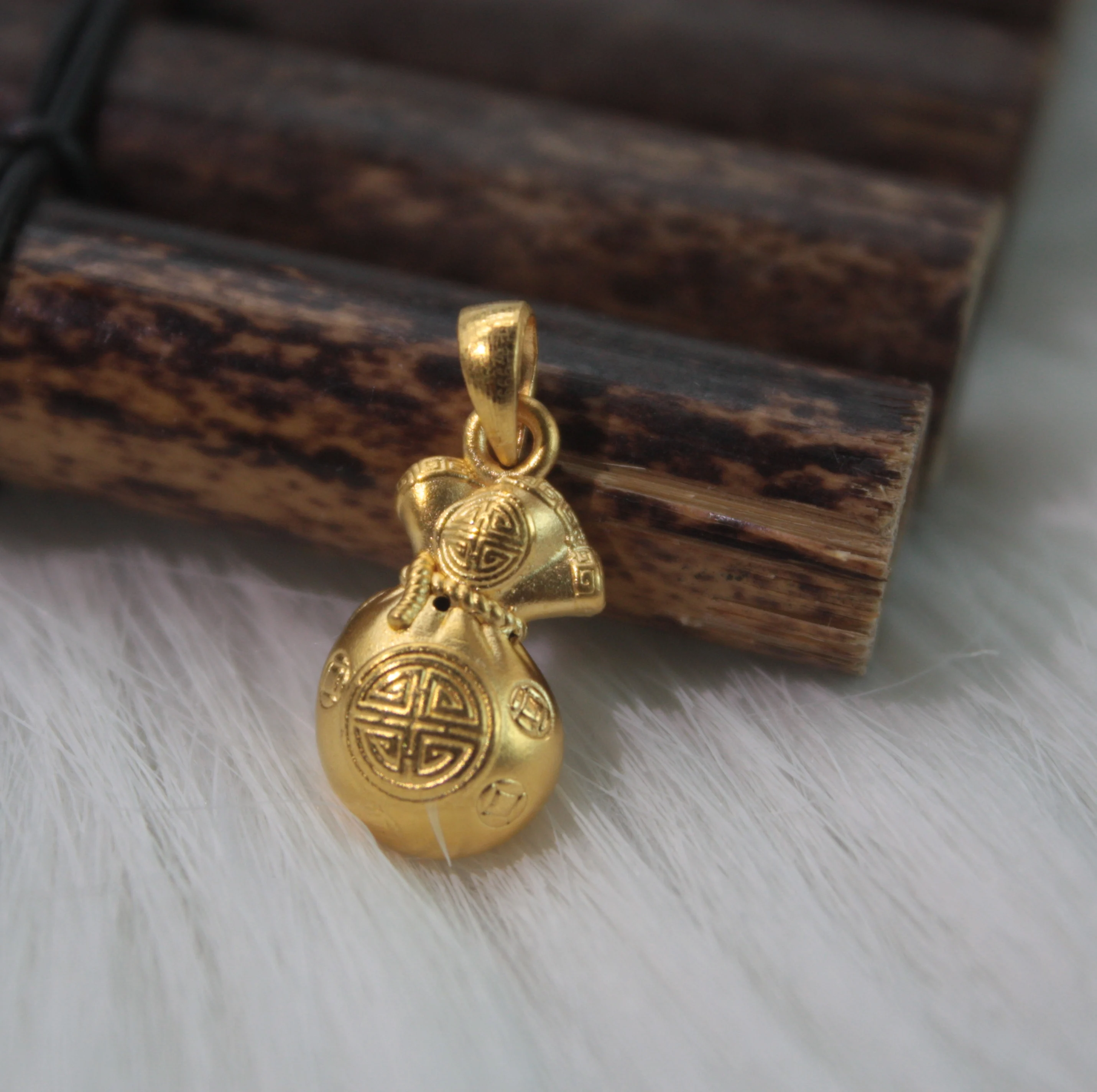 

1PCS 999 Real 24K Yellow Gold Pendant 3D Lucky Bag Women's Gift 1.5-1.8g Fashion