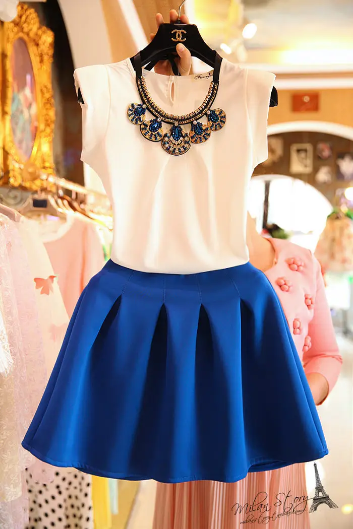 Красивые девушки в юбках. Красивая женская одежда. Черная бмка красный свитер. Свитер с мини юбкой. Корейские луки эстетика.