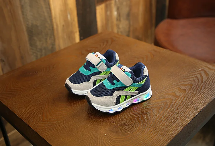 2019 جديد مضيئة رياضة الأطفال الأحذية مع ضوء متوهجة رياضية الأطفال حذاء كاجوال مع تضيء أحذية للبنين