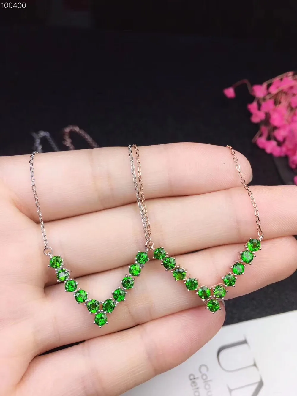 Naturel vert diopside gem collier naturel pierre précieuse élégant V triangle pendentif collier S92