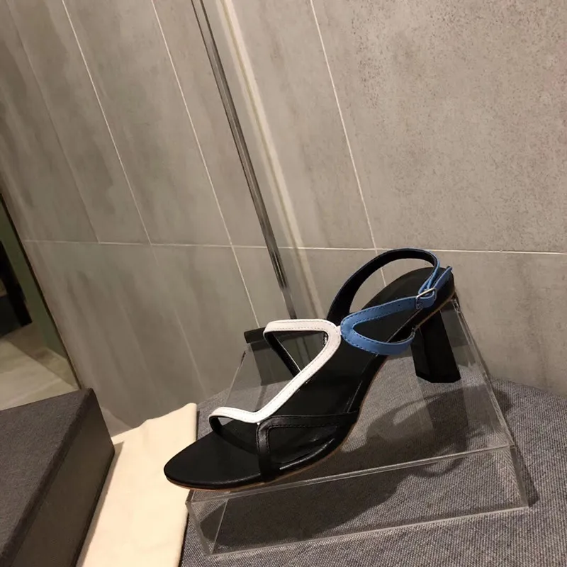 Женские сандалии из натуральной кожи на высоком квадратном каблуке