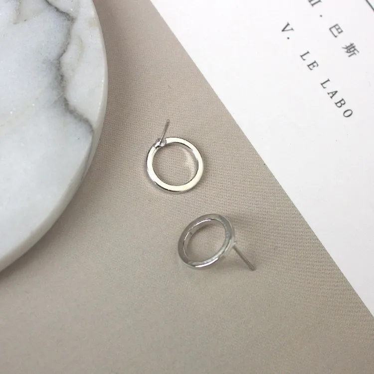 spesifikasi 2018 Perhiasan Korea Fashion Sederhana Geometris Lingkaran Kecil Anting Logam Anting Anting Untuk Wanita Untuk Hadiah Perak Earring