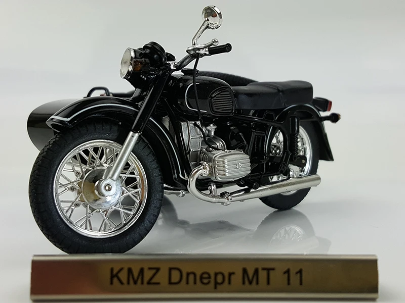 

Rare 1:24 KMZ Dnepr MT 11 three wheel motorcycle alloy retro motorcycle model Collection model