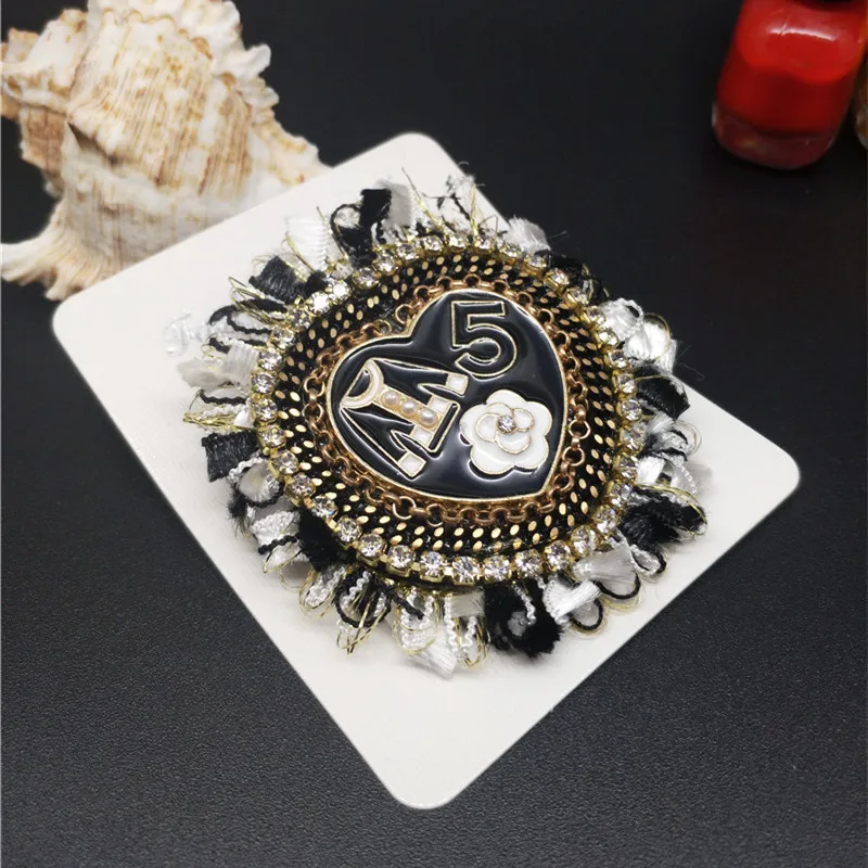 

CX-Shirling Camellia Flower Coat Letter 5 Brooch Pin Handbag/Clothes Decoration Pin Charm Heart Shape Brooch Pin White&Black