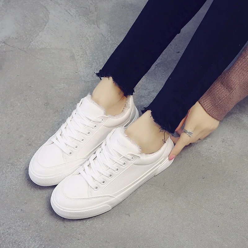 

2019 winter warm white walking shoes women plus velvet shoes Korean version of the wild flat student walking shoes 24K1-11