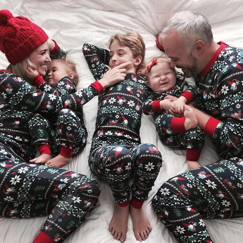 

2018 New Christmas Printed Pajamas Family Matching Clothes Mom Dad Children Sleepwear Outfit Set Parent-Child Loungewear