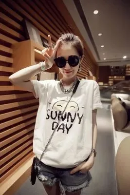 

A short-sleeved T-shirt with simple and cute sunshine smiling face printed with letters