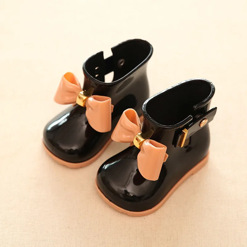 online Botas De Borracha Crianças Botas De PVC das crianças Do Bebê Meninas Geléia Bonito Bowknot Chuva Shoes Vermelho Rosa Preto À Prova D Água Botas de fivela No Tornozelo