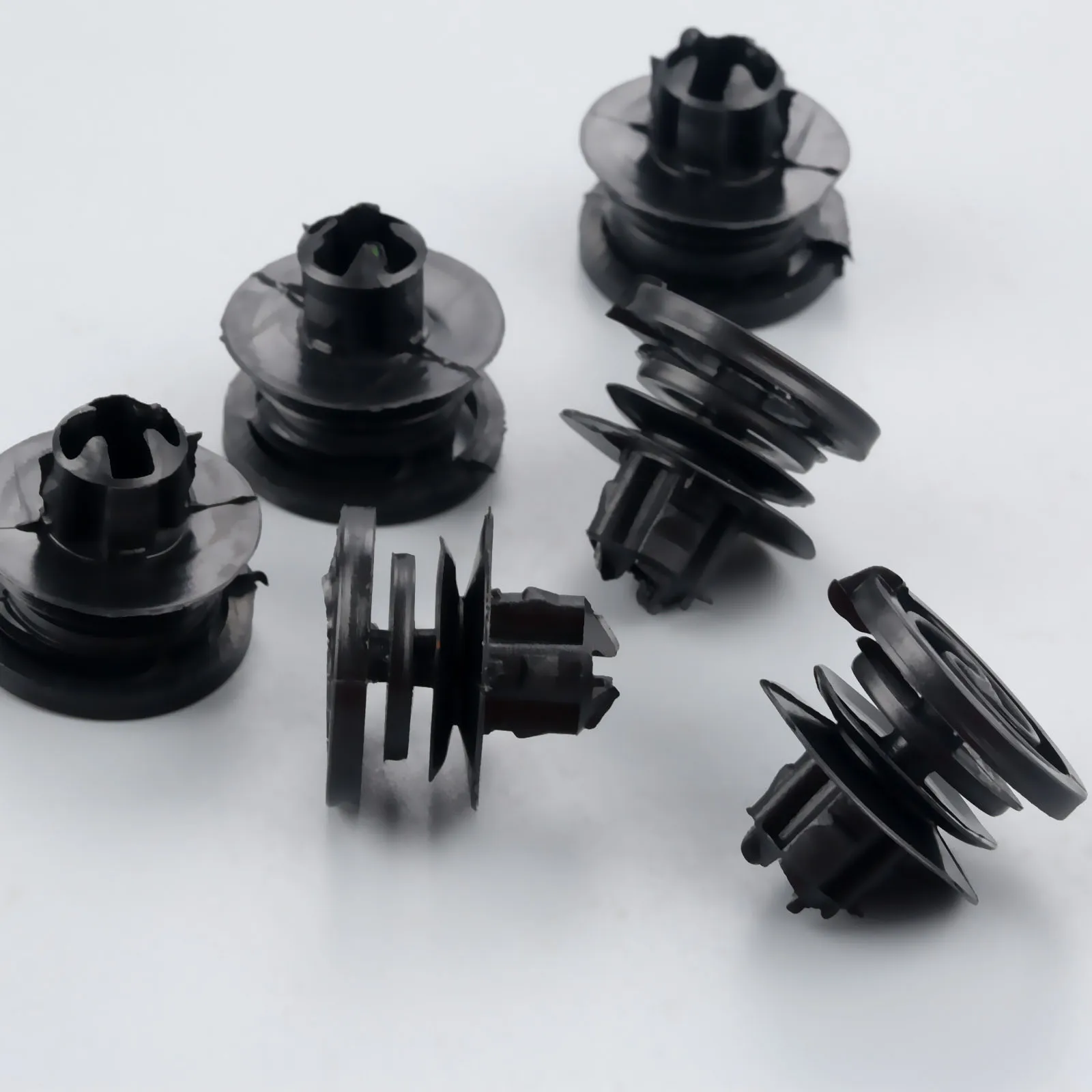 6Q0868243 клипса обшивки двери