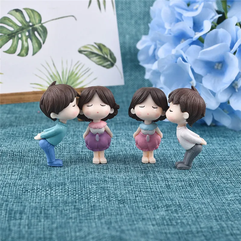 

2pcs/Pair Little Lovers Kiss PVC Craft Moss Micro World Bonsai Garden Small Ornaments Landscape Home Garden Decoration