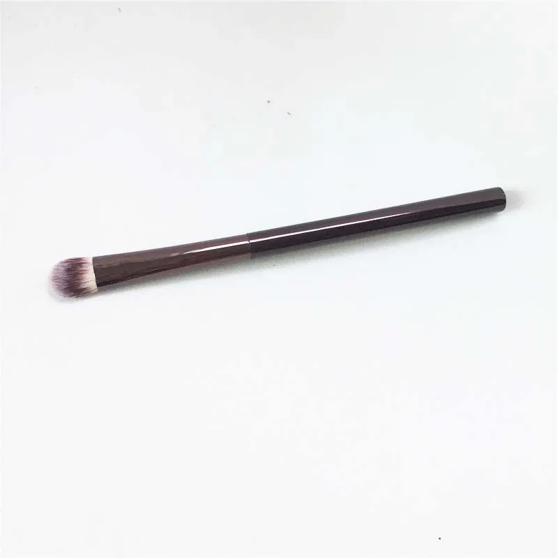 hourglass No.3 All Over Eye Shadow Brush _ 2