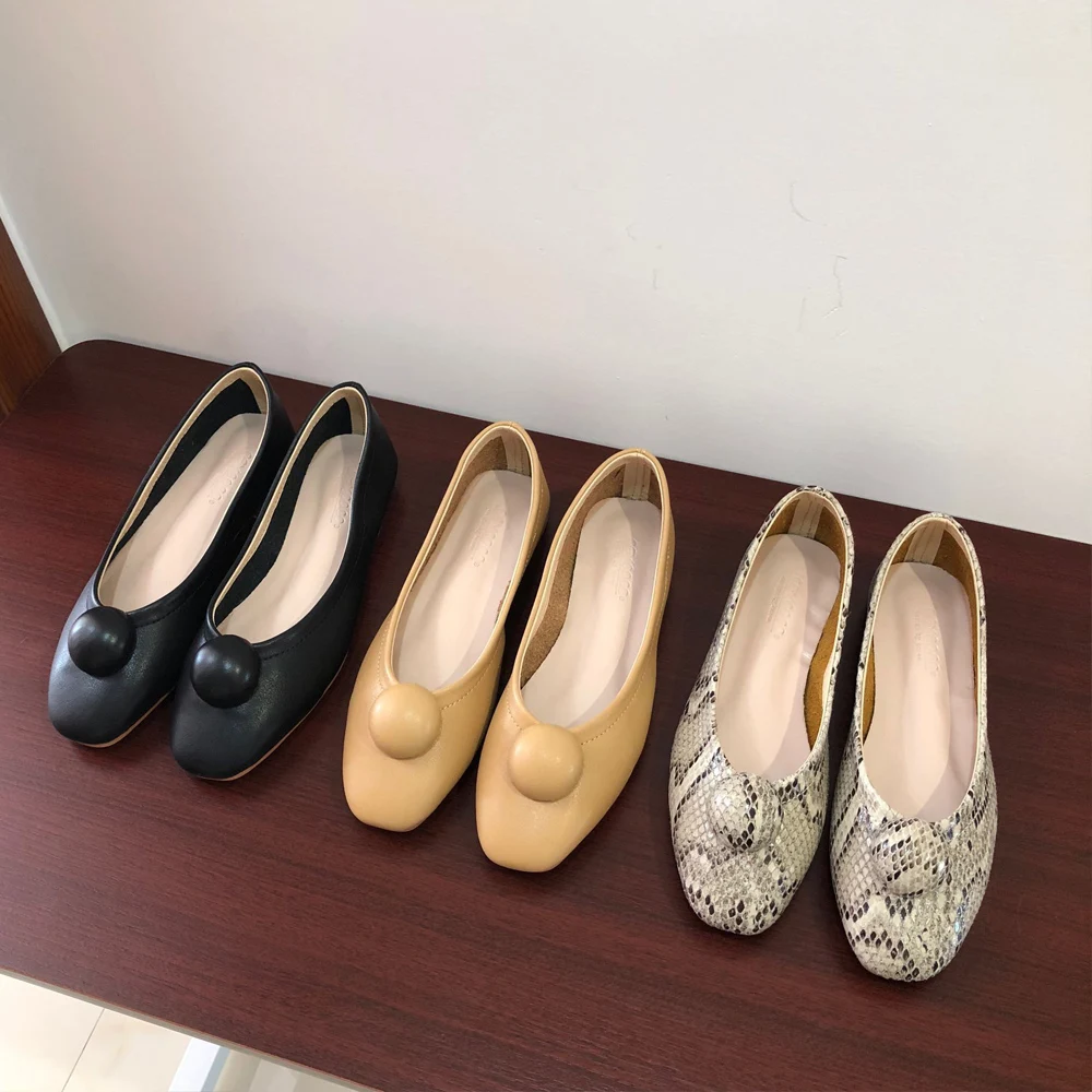 

In the spring of 2019 the new fashion lazy woman shoe covers the foot leisure square shallow mouth flat shoes