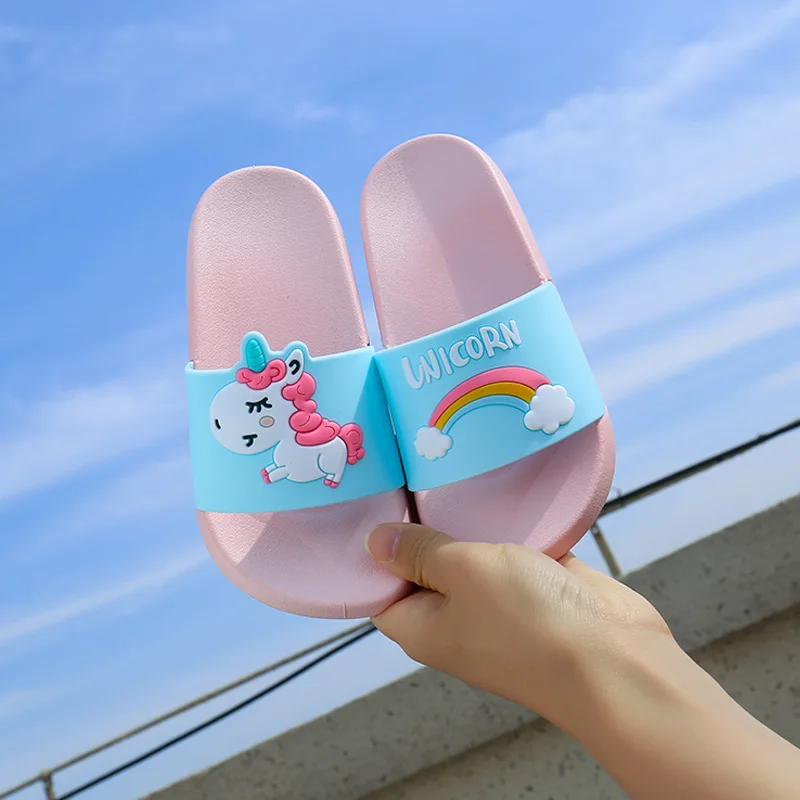 Тапочки с единорогом для маленьких мальчиков и девочек; детские летние пляжные вьетнамки с рисунком радуги; милые домашние тапочки для детей; нескользящая обувь - Цвет: Pink