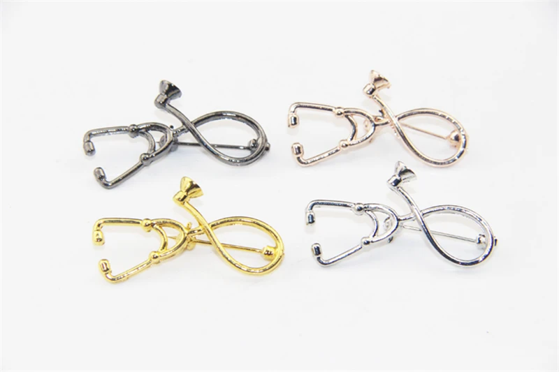 

ZRM 20pcs/lot Fashion Doctor Who Stethoscope Brooch Medical Stethoscope Pin For Nurse Physicians Medical Student Graduation Gift