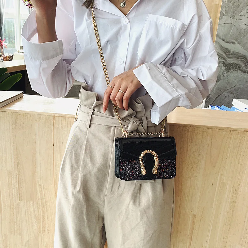 أزياء النساء صغيرة مربع حقيبة ساعي الترتر Crossbody حقيبة سلسلة الشهيرة العلامة التجارية مصمم قفل معدني حقيبة كتف كيس 2019 جديد أزياء النساء صغيرة مربع حقيبة ساعي الترتر Crossbody حقيبة سلسلة الشهيرة العلامة التجارية مصمم قفل معدني حقيبة كتف كيس 2019 جديد