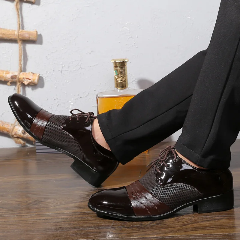 Полый вырезами дышащая Мужская деловая обувь Острый носок Лакированная кожа туфли-оксфорды для мужчин Туфли под платье Бизнес плюс размер 38-48