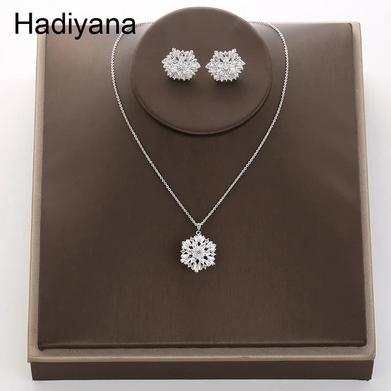 

Hadiyana 2018 Shining Micro-Inlaid Zircon Pendant Set Fashion Lady Snowflake Earrings Pendant Jewelry Set Wholesale Gifts TZ5029