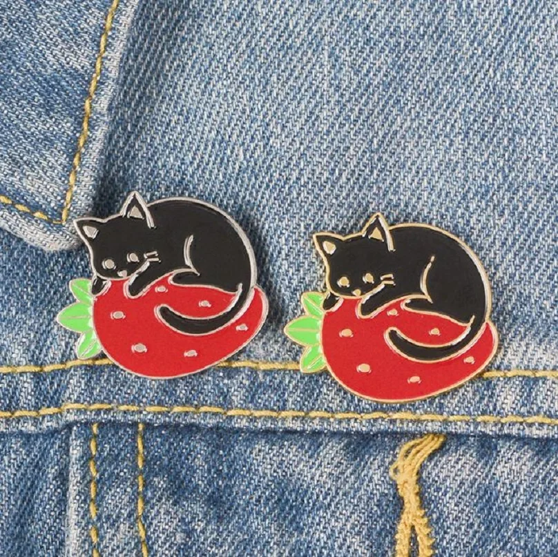 

Exquisite creative fashion black and white cats hugs cat strawberry brooch denim backpack clothing accessories micro-card gifts