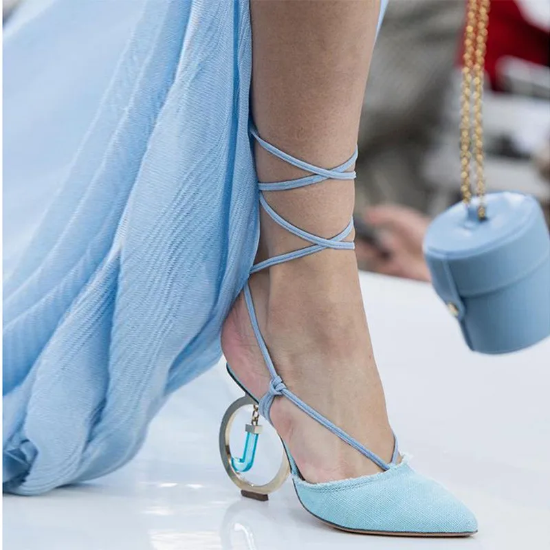 Необычные женские босоножки на высоком каблуке с металлическими кругами; вечерние туфли из натуральной кожи на шнуровке; пикантная женская обувь синего цвета с острым носком