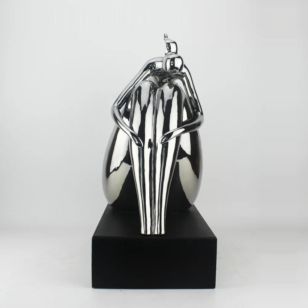 Фарфоровая фигурка грустная девушка скульптура абстрактная креамика Maiden