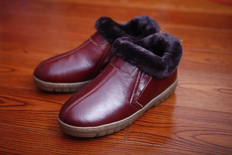 Зимняя Теплая обувь из натуральной кожи; Защитные домашние тапочки для мужчин и женщин; удобные нескользящие домашние тапочки для пожилых людей
