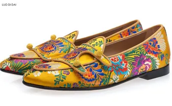 

2020 Bohemian style men point toe loafers wedding shoes men party shoes Minority style flats flower embroidery loafers male