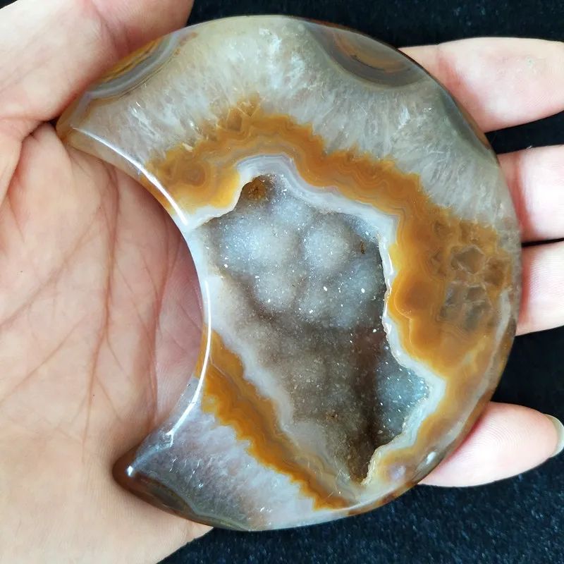 

A Natural stones and crystals cristal tThe shape of the moon agate crystal cluster home decor palm stone very beautifulThe
