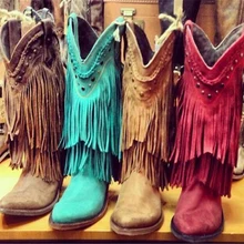 Женские сапоги до середины икры на низком каблуке в богемном стиле; сапоги-гладиаторы в байкерском стиле; ковбойские сапоги с бахромой; женские сапоги с бахромой; сезон весна-осень