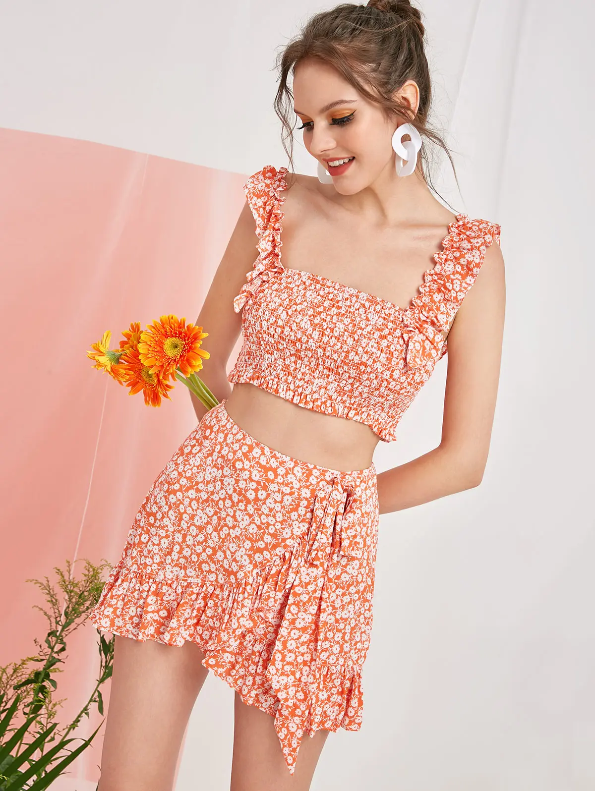 

ZAFUL Smocked Tiny Floral Top And Ruffles Skirt Set Smocked Tiny Floral Top and Bowknot Skirt Set