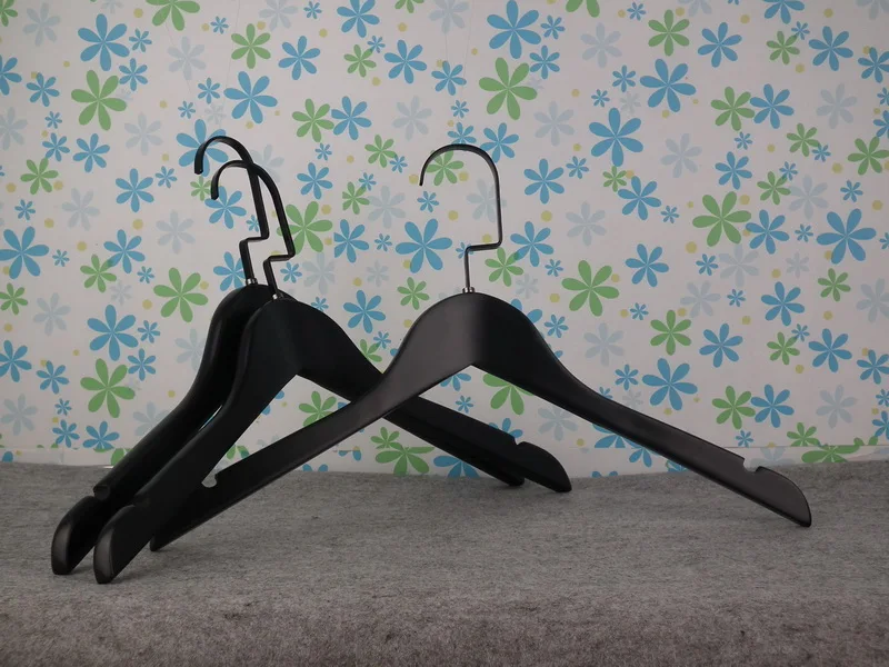 

Guangdong factory direct sale black women flat shirt or coat wood hangers