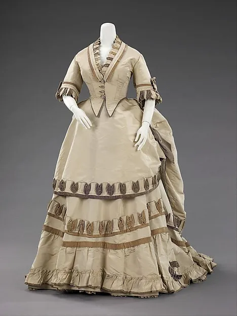 Капот женская одежда. Бальные платья кринолин 19 век. Мода 19го века Англия. Мода 19го века женщины. Наряды 19го века Англия.