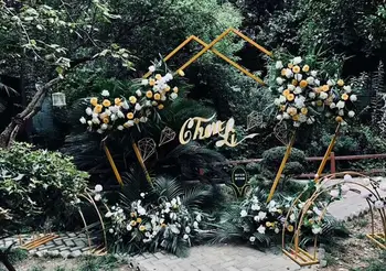 

New wedding props, iron pentagonal shelves, geometric special-shaped arches, decorative flowers on the background of the wedding