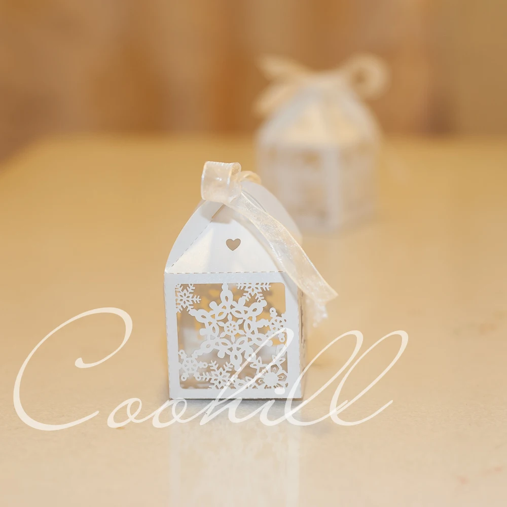 50PCS Merry Christmas Snow Snowflake Laser Cut Candy Gift Boxes With Ribbon Wedding Party Favor Creative Favors Baby Shower Bag