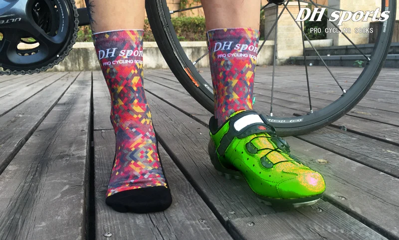DH Спортивные Новые мужские и женские велосипедные носки с высокой эластичностью, спортивные носки с принтом для улицы, быстросохнущие носки для езды на велосипеде