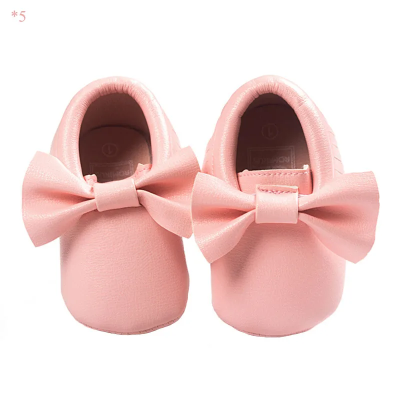 Красная обувь для новорожденных девочек и мальчиков; обувь для малышей из искусственной кожи на мягкой подошве; модная обувь золотистого цвета без застежки с бахромой и бантом - Цвет: 5