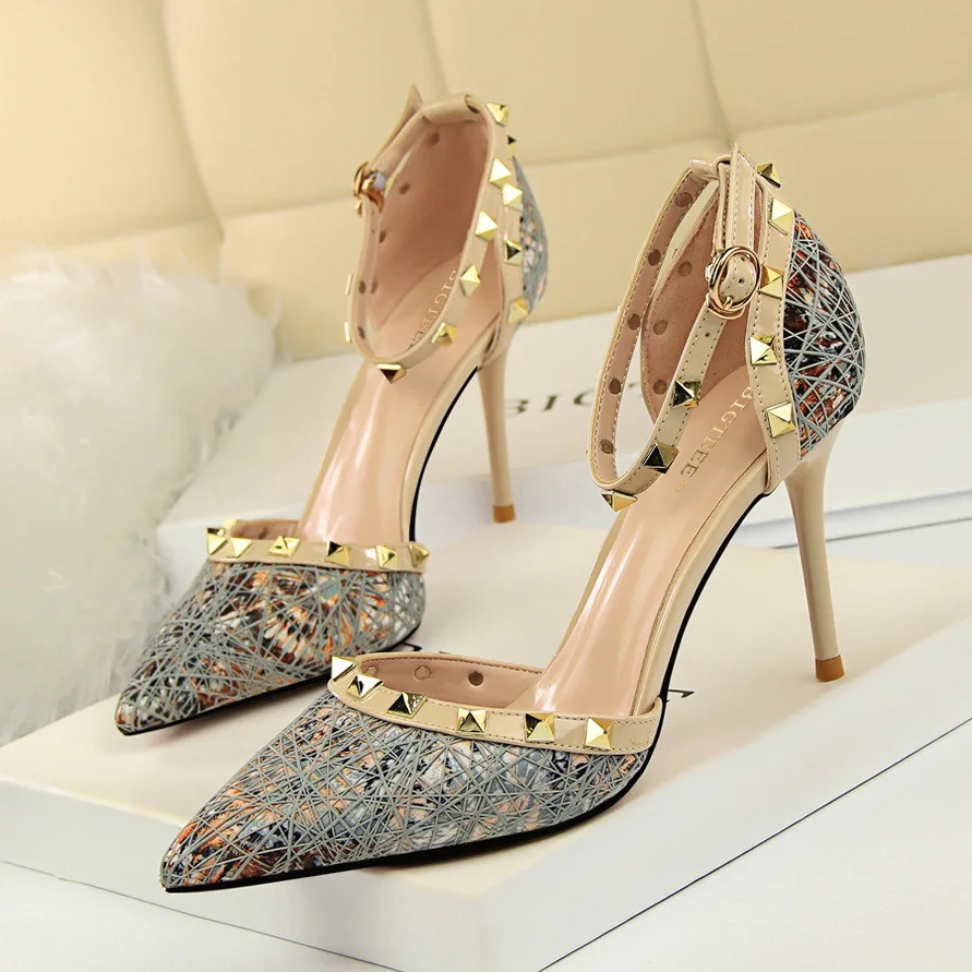 pointed mouth heels