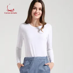 T-shirts and knitwear go well with plain, long-sleeved, round-neck leggings for men and women T-shirts and knitwear go well with plain, long-sleeved, round-neck leggings for men and women