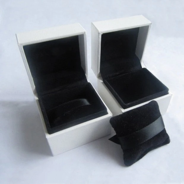 

Wholesale 4pcs / lot 5 * 5 * 4 CM senior rings box Pillow case boxes compatible with Silver bead bracelet Jewelry DIY B001