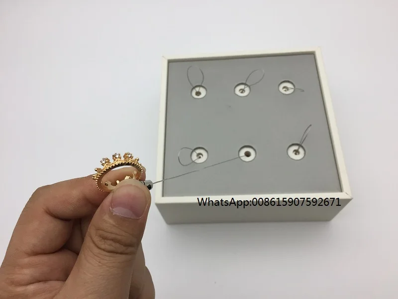 Jewelry anti drop display tray with retractable security cable ring