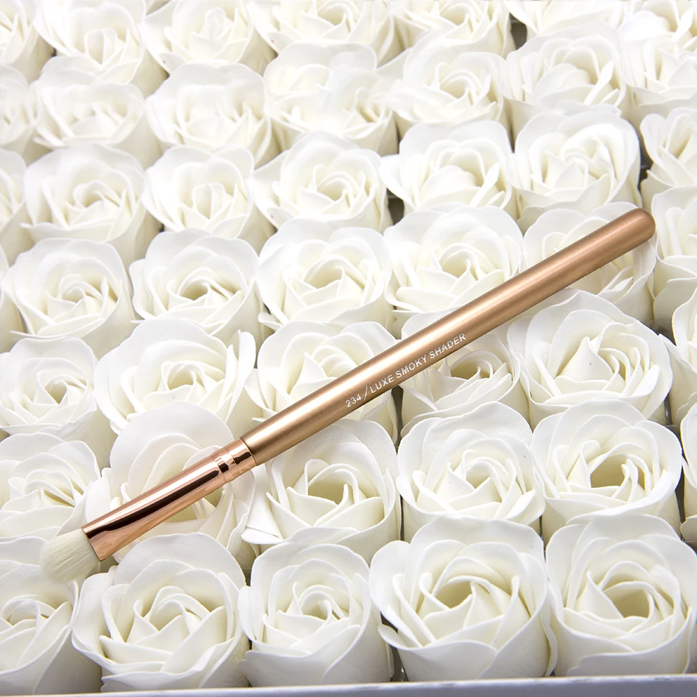 

Smoky Shader brush for the application of eyeshadow on the upper lid lower lash line