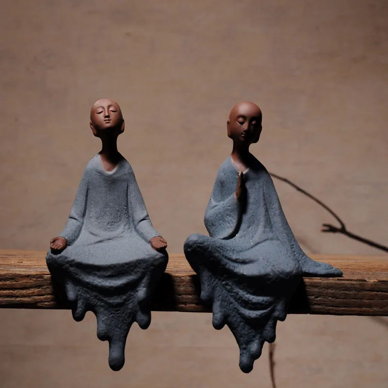 Estatuillas de arcilla púrpura monje Buda sentado estatuas zen adornos creativos decoración del hogar figura de regalo monje manualidades de mesa