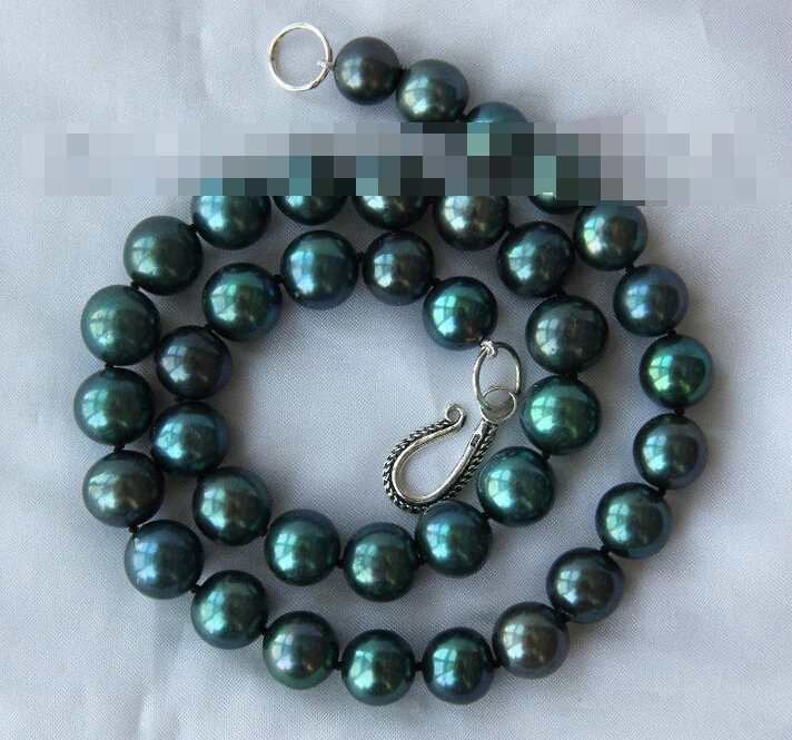 

1061 round green freshwater cultured pearl necklace