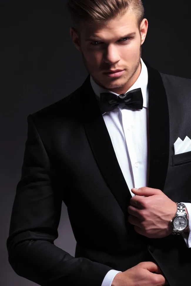 Смокинги Одна кнопка Black Satin Нагрудные Groomsmen Шафер Мужчины Свадебные Костюмы