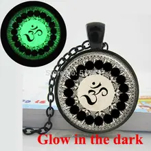 Glow in the dark Collana Om Collana, Yoga Gioielli, Om Simbolo, Zen, meditazione arte del vetro foto della collana Incandescente Gioielli
