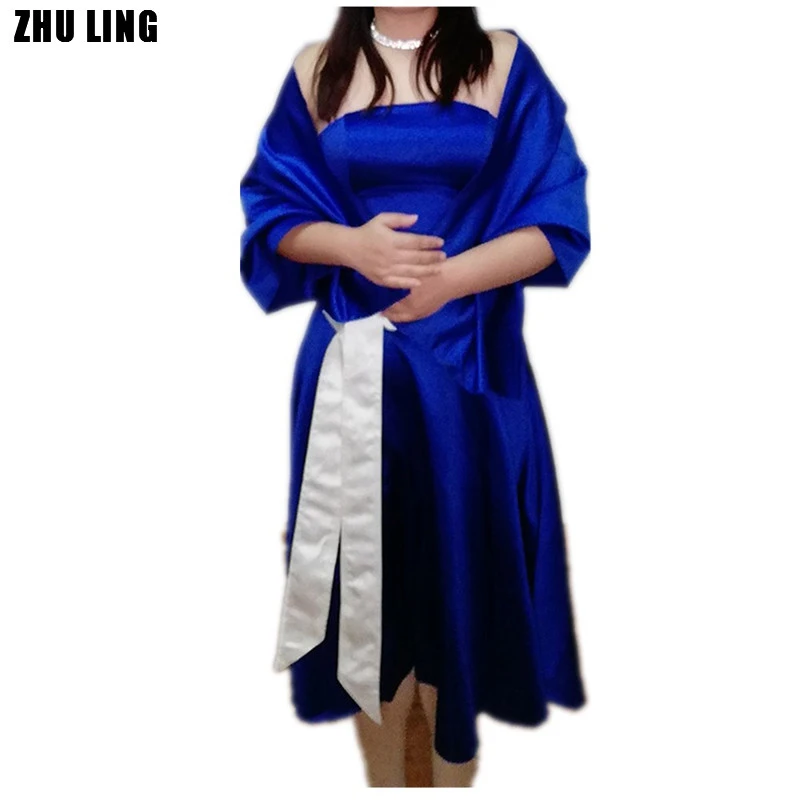 vestido preto com faixa azul