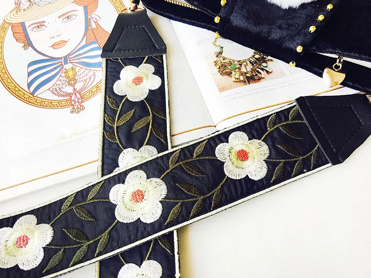 LilyHood ручной работы Для женщин черный бархат сумка Винтаж Chic Pom женский ткань цветочной вышивкой широкий ремень сумка