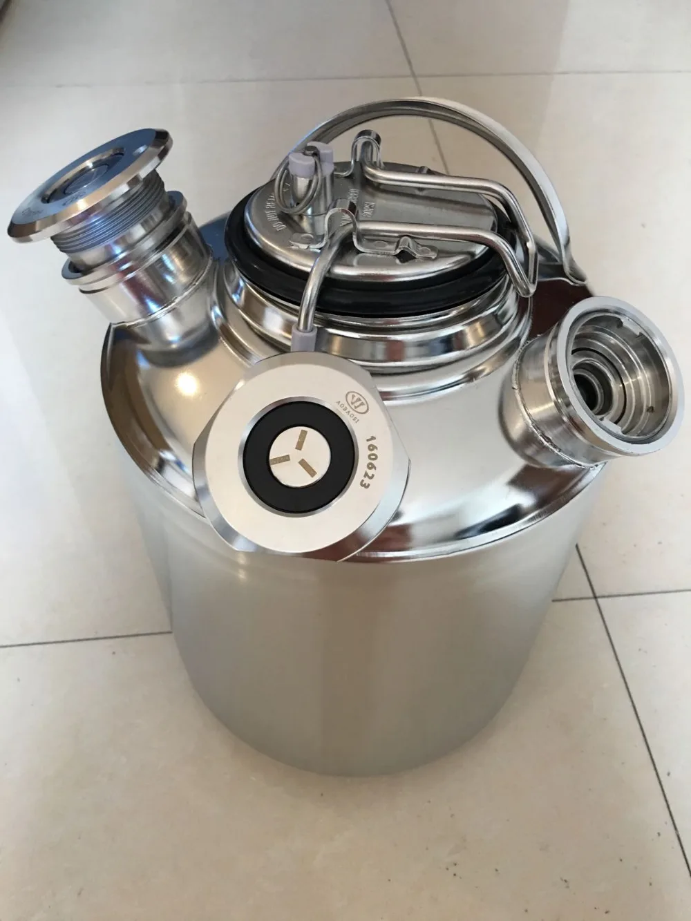 

Free shipping all over the world 10 Liter Keg Beer Cleaning Can install up to three different types of valves beer cleaning keg