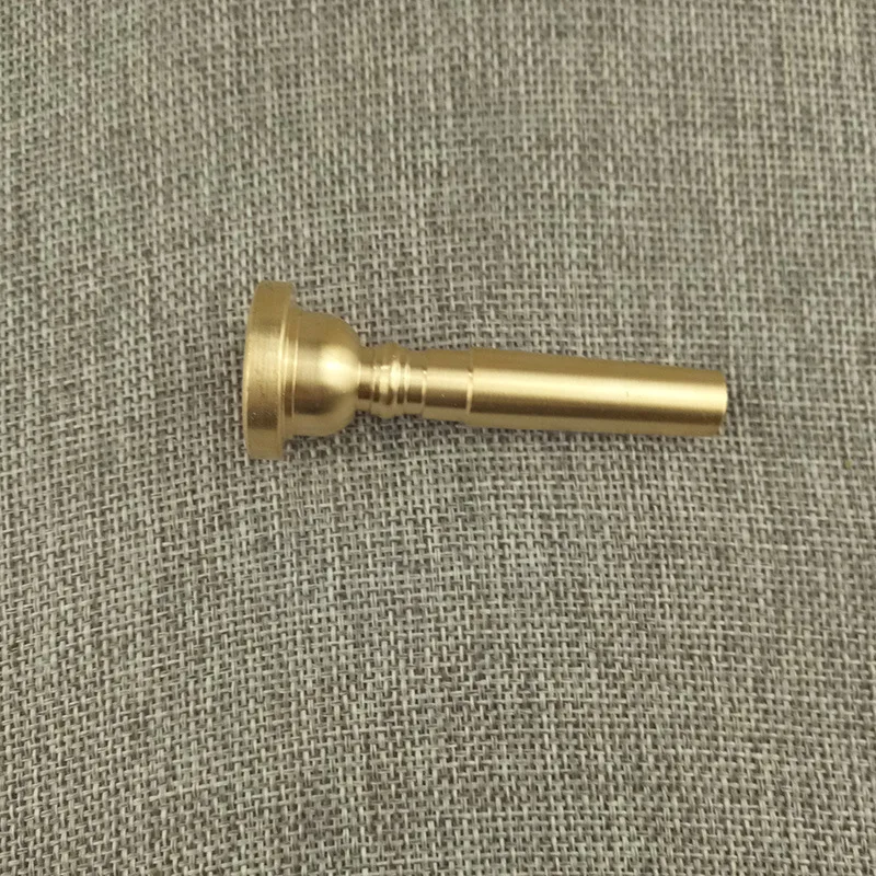 

Youth, young pioneers mouth, mouth Tip the brass fittings