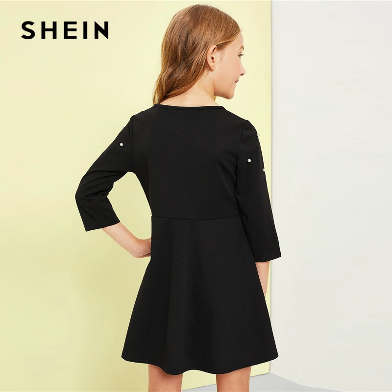 SHEIN Kiddie/черное однотонное Повседневное платье для девочек с жемчугом и бусинами; одежда для детей; коллекция года; сезон весна; модное ТРАПЕЦИЕВИДНОЕ милое короткое платье